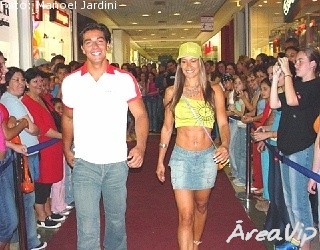 Solange Frazão e Aldo Freitas desfilam em Shopping paulistano